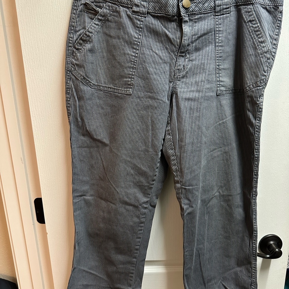 Gap Women's Striped Gray Capri pants size 14/ NWOT B11